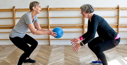 To kvinder dyrker motion til senior fitness i FOF Aarhus
