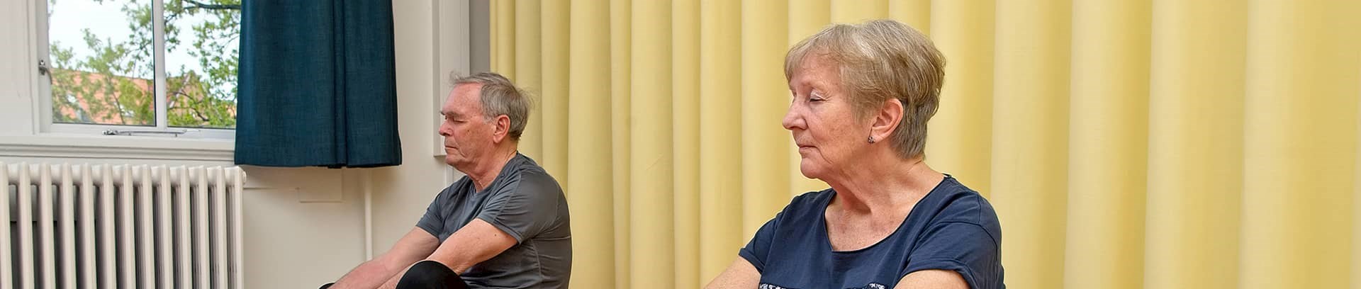 Kursister på yogahold ved FOF Aarhus for begyndere og letøvede