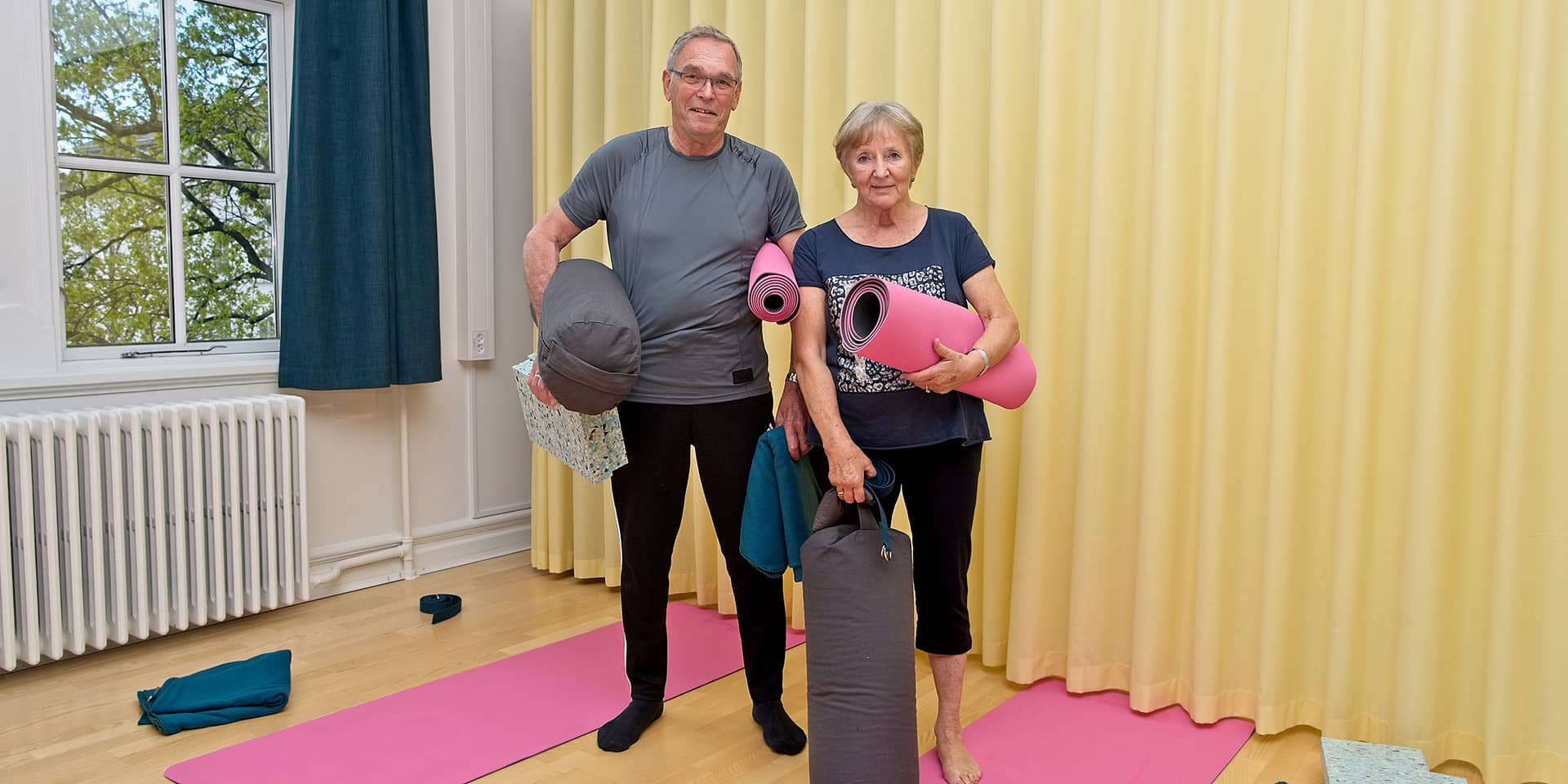 Kursister på yogahold ved FOF Aarhus for begyndere og letøvede