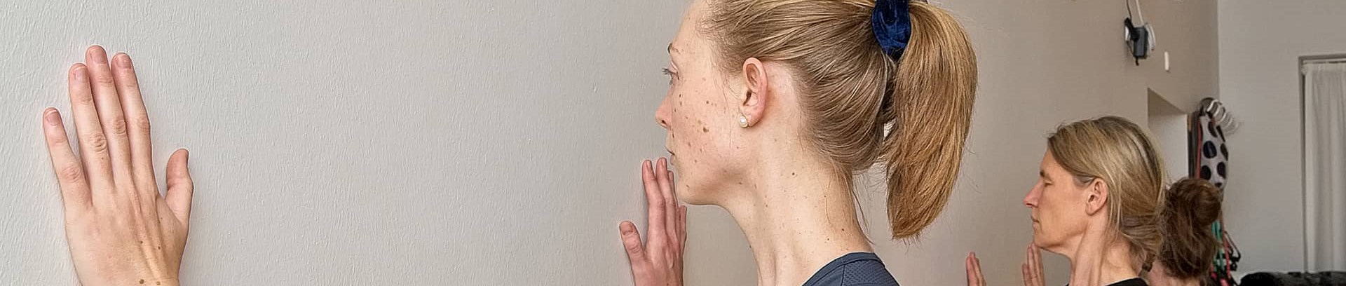 Undervisning i hensyntagende patanjaliyoga hos FOF Aarhus, underviser internationalt certificeret Patanjali Yogalærer Level 2 Charlotte Laursen Rommers