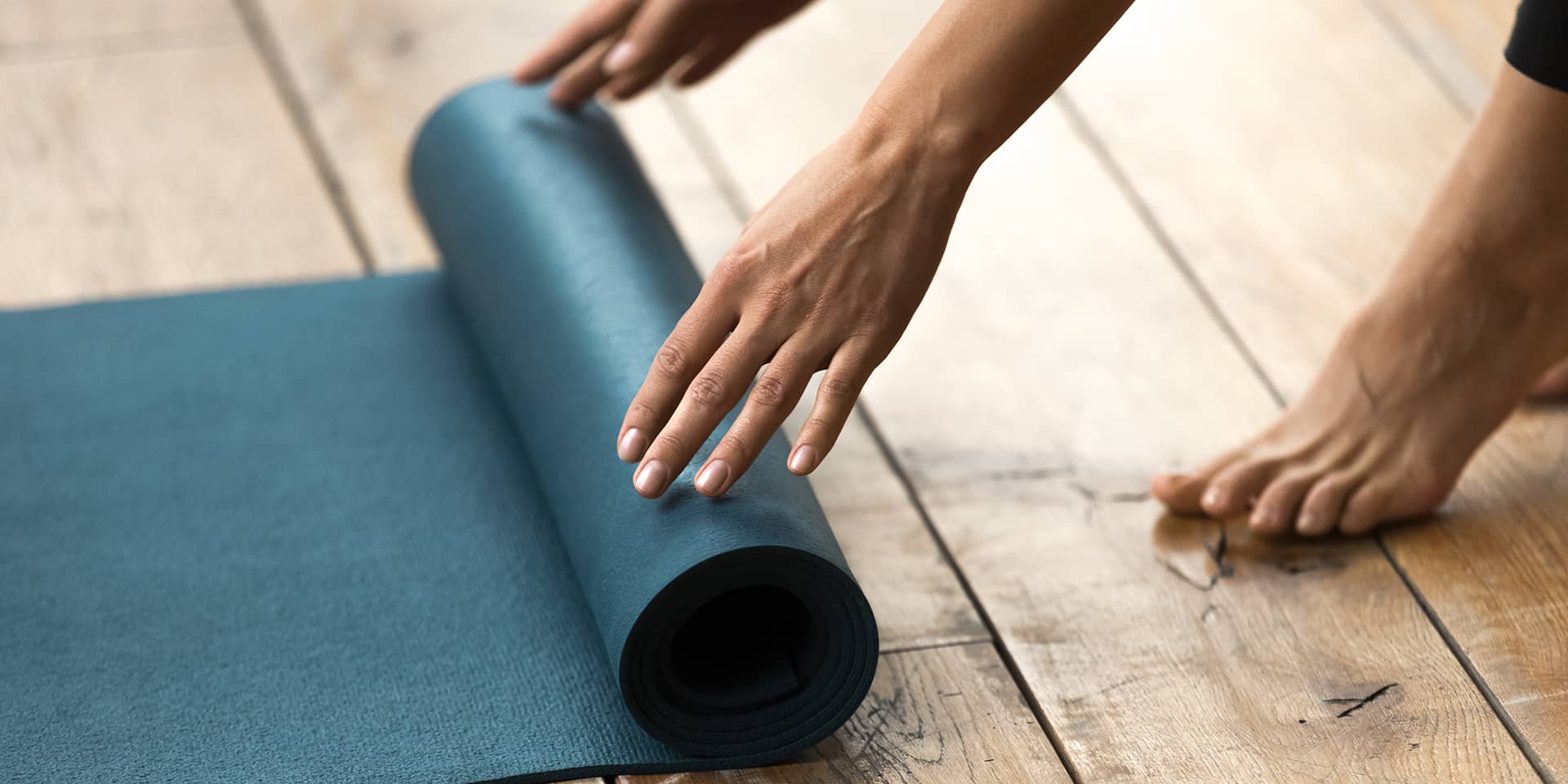 Kvinder der ruller yogamåtte sammen, FOF Aarhus