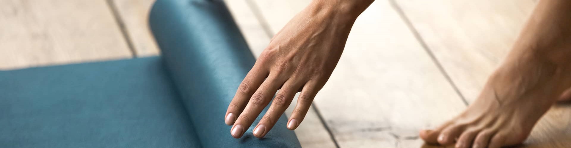 Kvinder der ruller yogamåtte sammen, FOF Aarhus