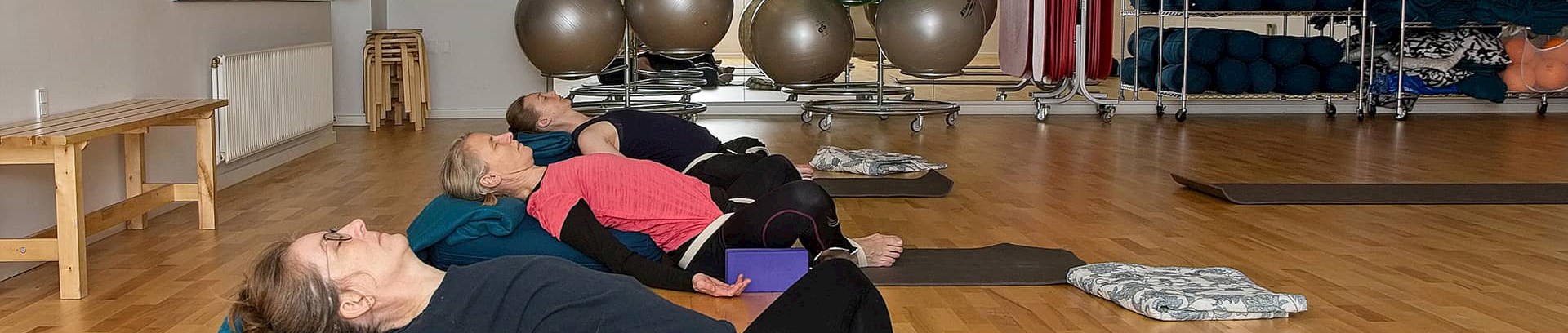 Undervisning i patanjali-yoga hos FOF Aarhus, underviser internationalt certificeret Patanjali Yogalærer Level 2 Charlotte Laursen Rommers