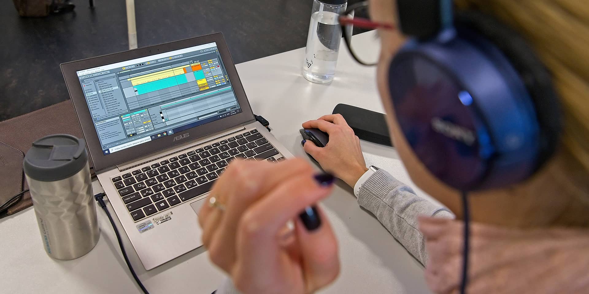 Kvinde som producerer musik på kursus hos FOF Aarhus