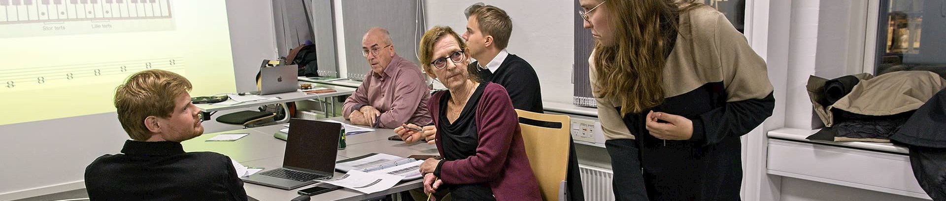 Mira Siegel med kursister, undervisning i musikteori i FOF Aarhus