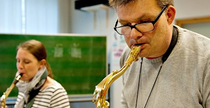 Kursister som spiller på saxofon ved FOF Aarhus' sammenspilshold