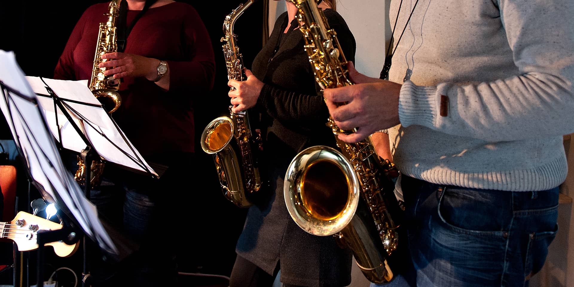 Kursist spiller saxofon på et kursus ved FOF Aarhus
