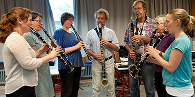 Billede af kursister og underviser Harry Arvidsen i midten, på klarinetkursus ved FOF Aarhus