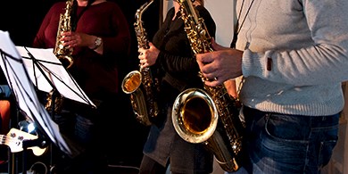 Kursister spiller saxofon på et kursus ved FOF Aarhus