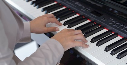 Hænder der spiller klaver, klaverkursus hos FOF Aarhus