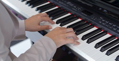Hænder der spiller klaver, klaverkursus hos FOF Aarhus
