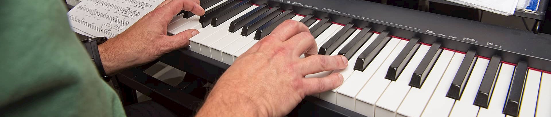 Mand spiller på klaver | FOF Aarhus