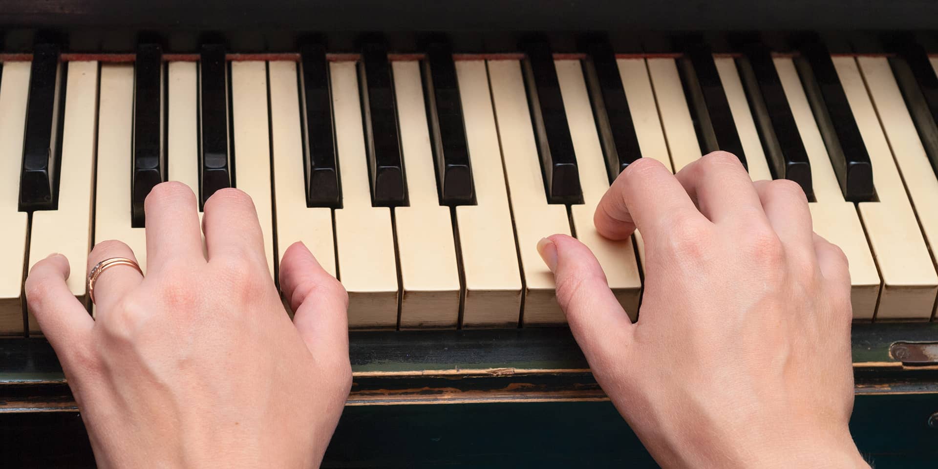Hænder der spiller klaver 
