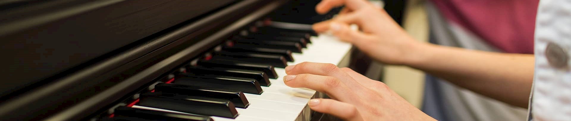 Hænder der spiller klaver
