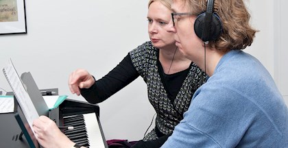 Kvinde der spiller klaver på kursus hos FOF Aarhus