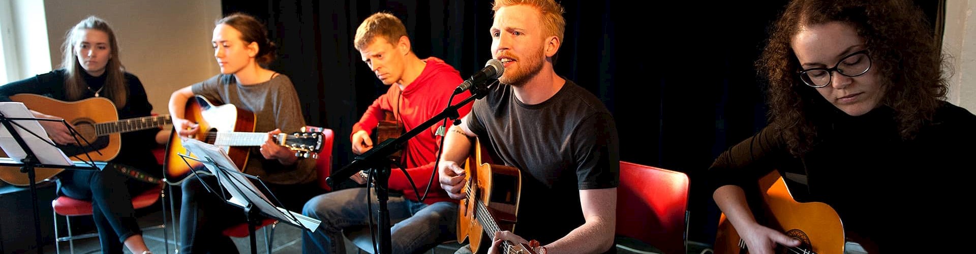 Kursister som går på guitarkursus hos FOF Aarhus