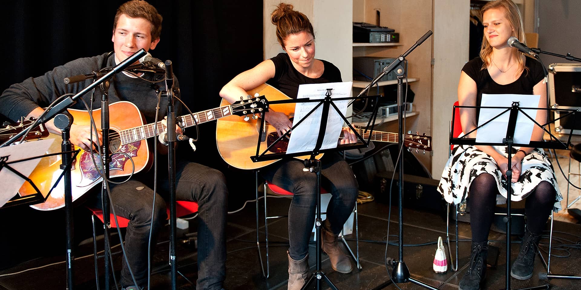 Kursister som går på guitarkursus hos FOF Aarhus