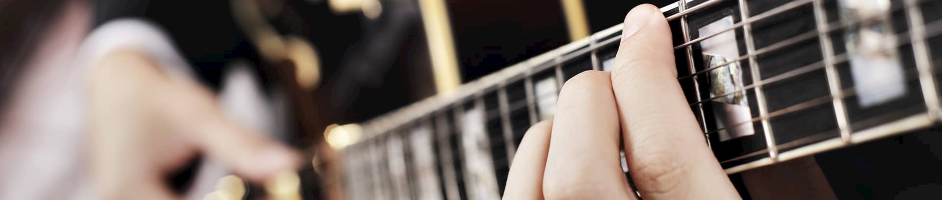 En mand der spiller jazz guitar på kursus hos FOF Aarhus