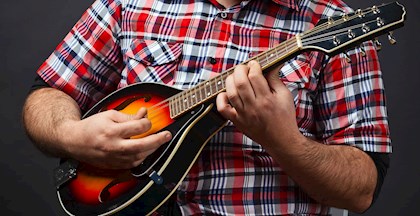 Mand spiller mandolin på FOF Aarhus kursus