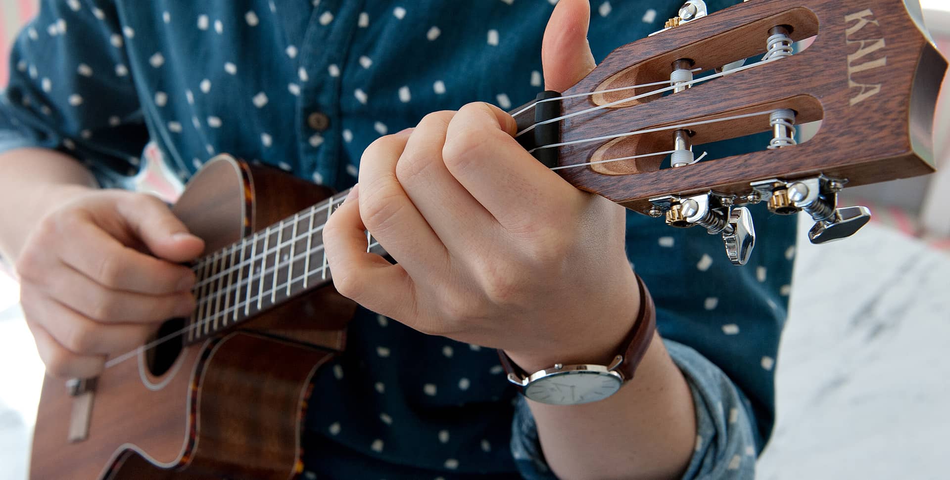 En som spiller på ukulele, ukulele kursus hos FOF Aarhus