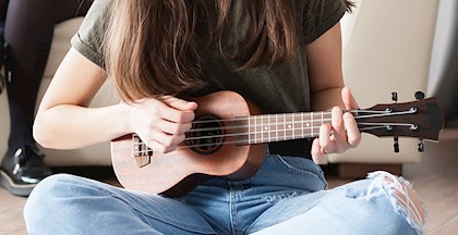 Springe bred Ashley Furman Vil du lære at spille ukulele? | Ukuleleundervisning i Aarhus | FOF Aarhus