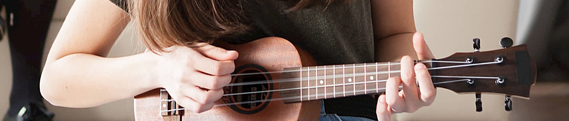 En som spiller på ukulele, ukulele kursus hos FOF Aarhus