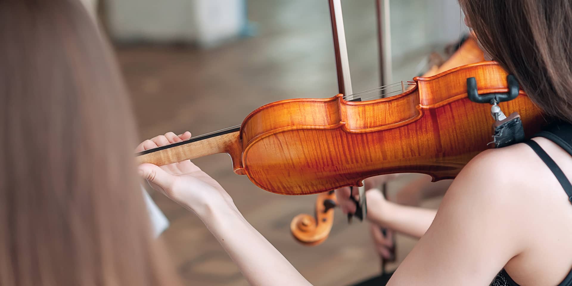 Kvinde der spiller på violin