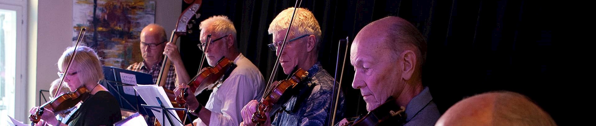 Violinkursister til koncert på Cafe Gyngen, FOF Aarhus' forårskoncert.