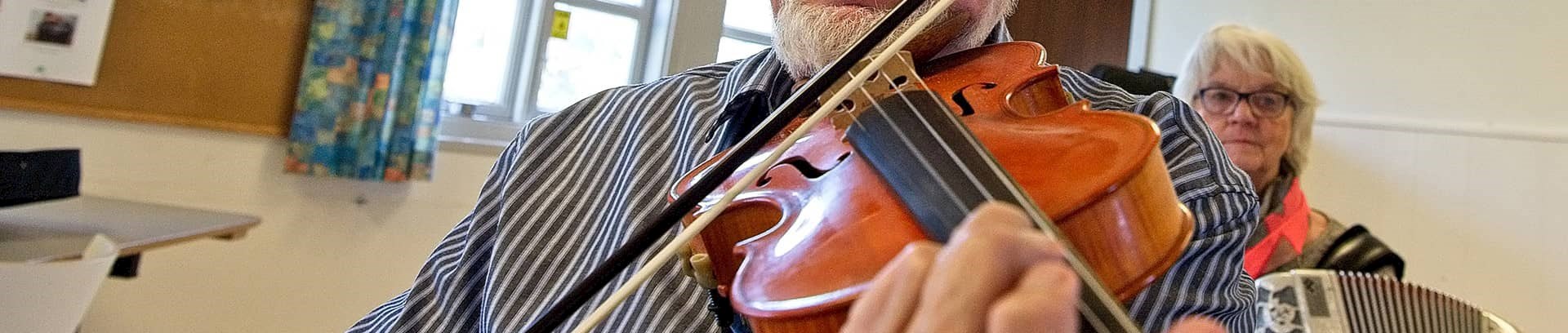 Mand der spiller på violin til kursus ved FOF Aarhus