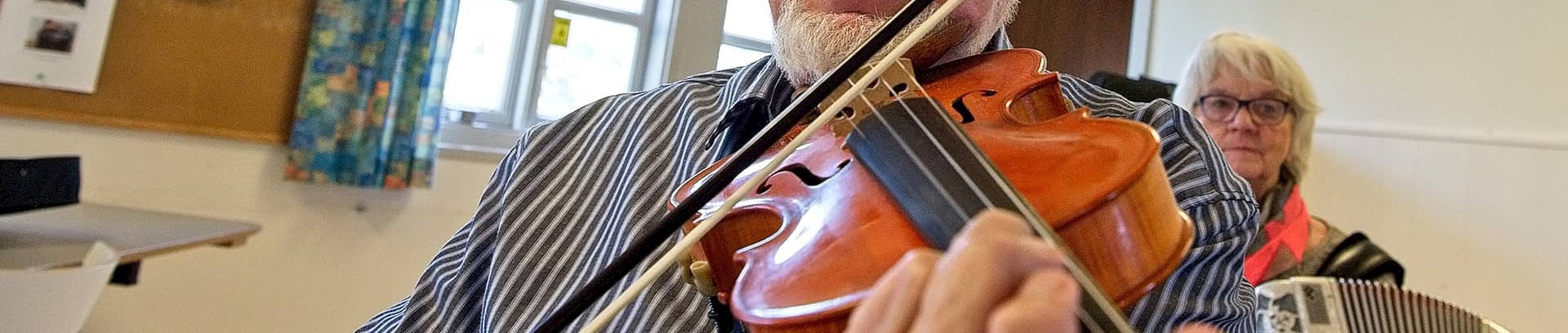 Mand der spiller på violin til kursus ved FOF Aarhus