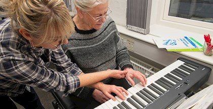 Undervisning i klaverspil fra bladet ved FOF-underviser Louise Langston