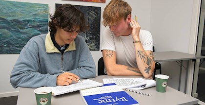 To unge drenge på kursus i rytmelære 3 ved FOF Aarhus