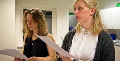 To kvinder til kor hos FOF Aarhus