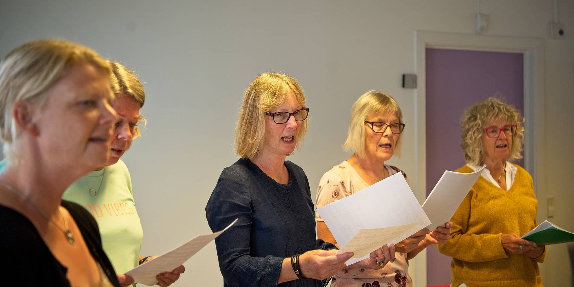FOF Aarhus' rytmiske sommerkor under ledelse af musikunderviser Birgitte Mortensen