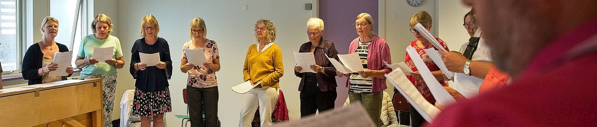 Kvinder og mænd der synger i kor på kursus ved FOF Aarhus