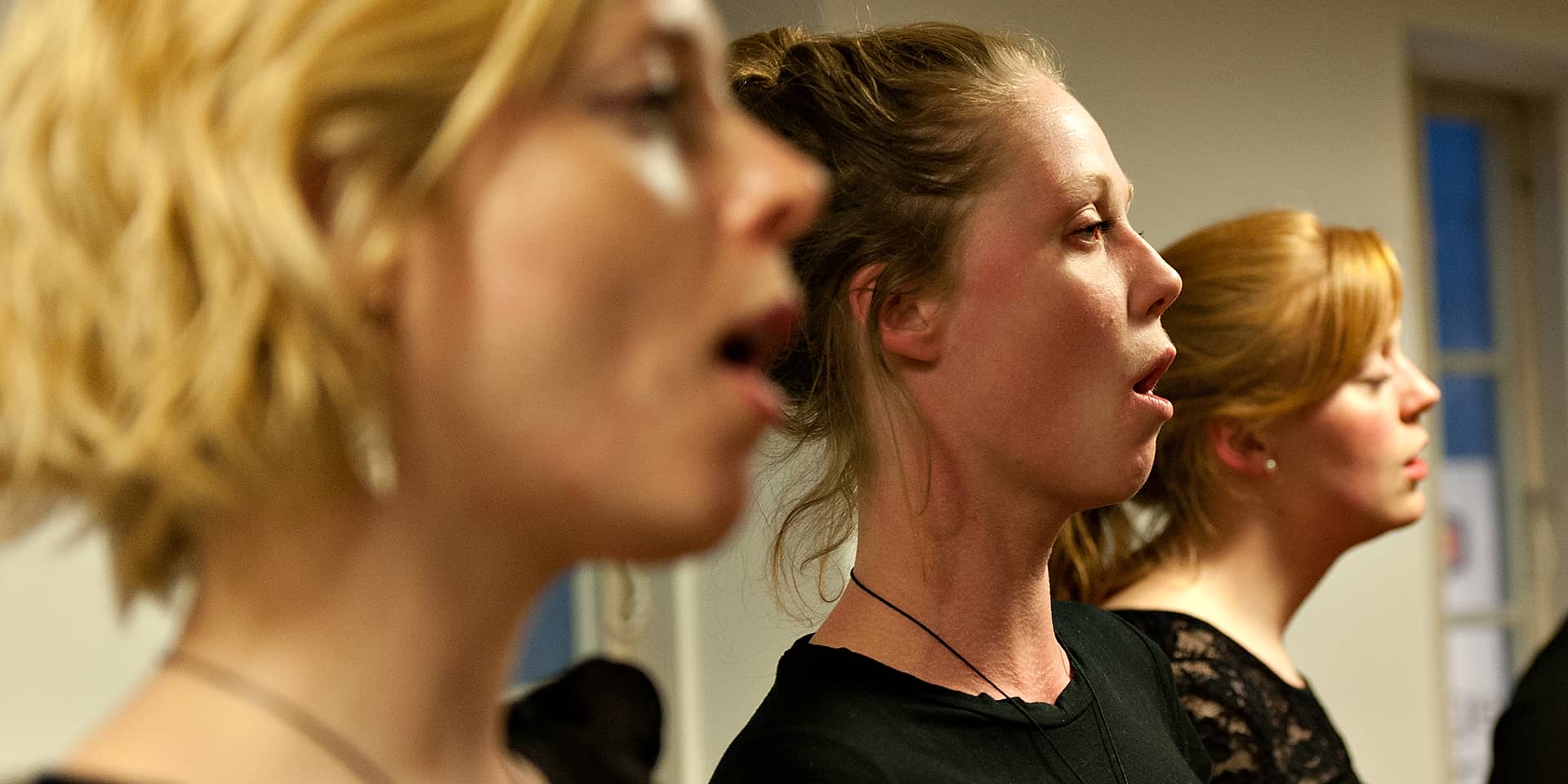 Kvinder der synger i kor på kursus ved FOF Aarhus