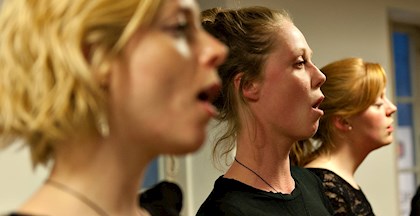 Kvinder der synger i kor på kursus ved FOF Aarhus