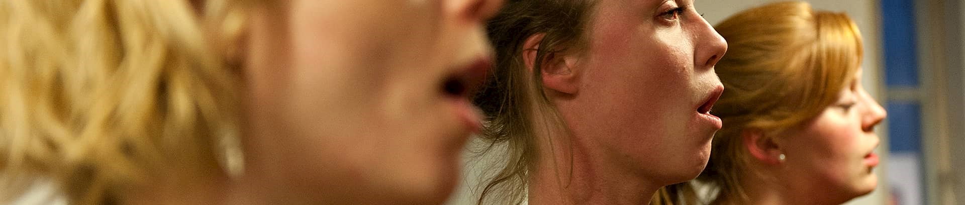 Kvinder der synger i kor på kursus ved FOF Aarhus
