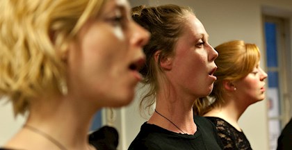 Kvinder der synger i kor på kursus ved FOF Aarhus