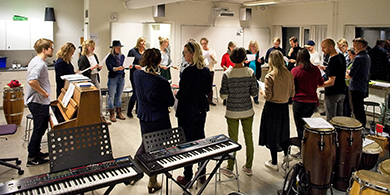 Billede af 'De glade amatøres kor', et kor under ledelse af korleder Jakob Nielsson, FOF Aarhus