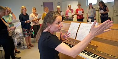 Billede af FOF Aarhus' Rytmiske sommerkor, under ledelse af Birgitte Mortensen.