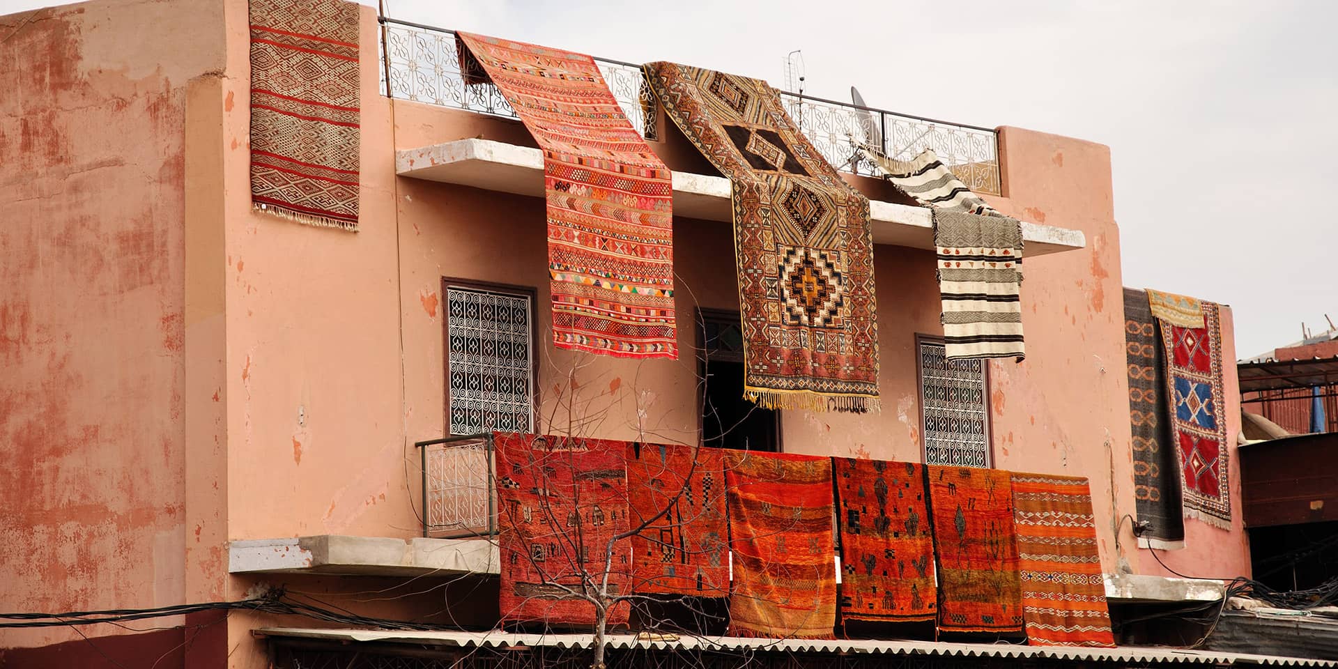 Billede af arabisk vævede tæpper hænget til luftning