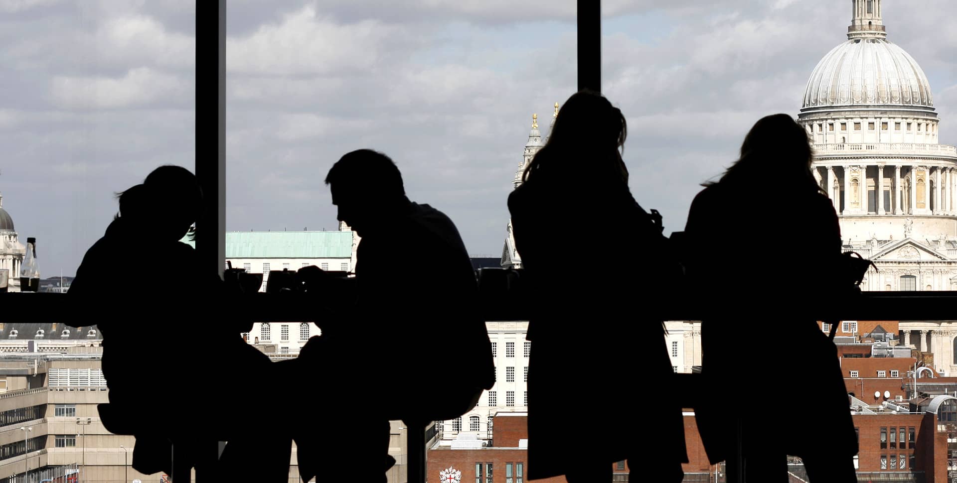 Billede af mennesker i London med Pauls Cathedral i baggrunden