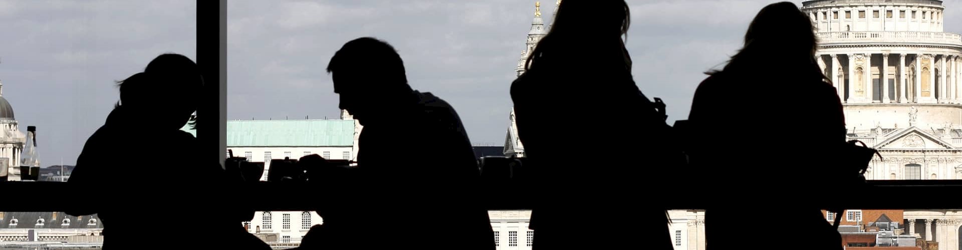 Billede af mennesker i London med Pauls Cathedral i baggrunden