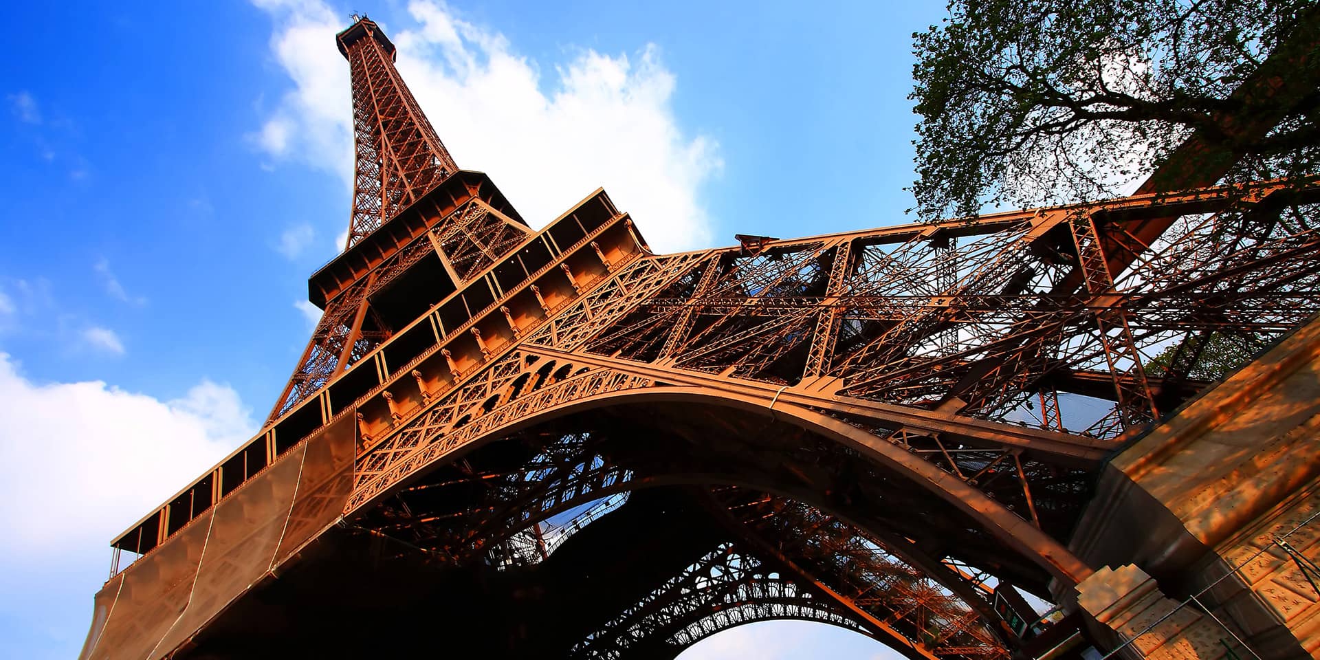 Billede af Eiffeltårnet i Paris, set nedefra 