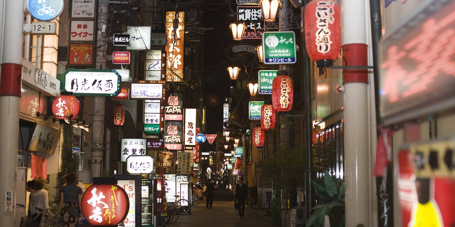 Billede af japansk gade med lysskilte en aften