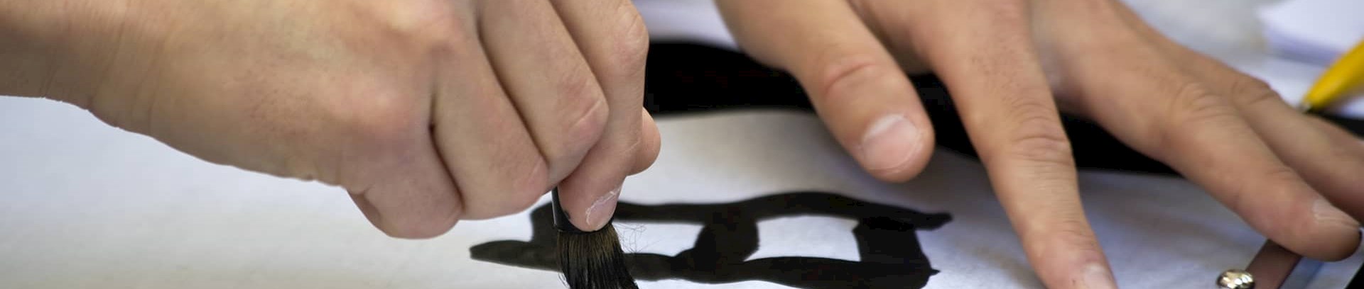 Kvinde i gang med japansk kalligrafi, kursus hos FOF Aarhus