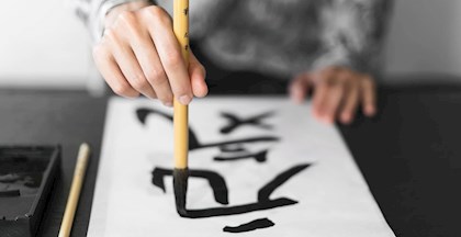 Mand i gang med japansk kalligrafi, kursus hos FOF Aarhus