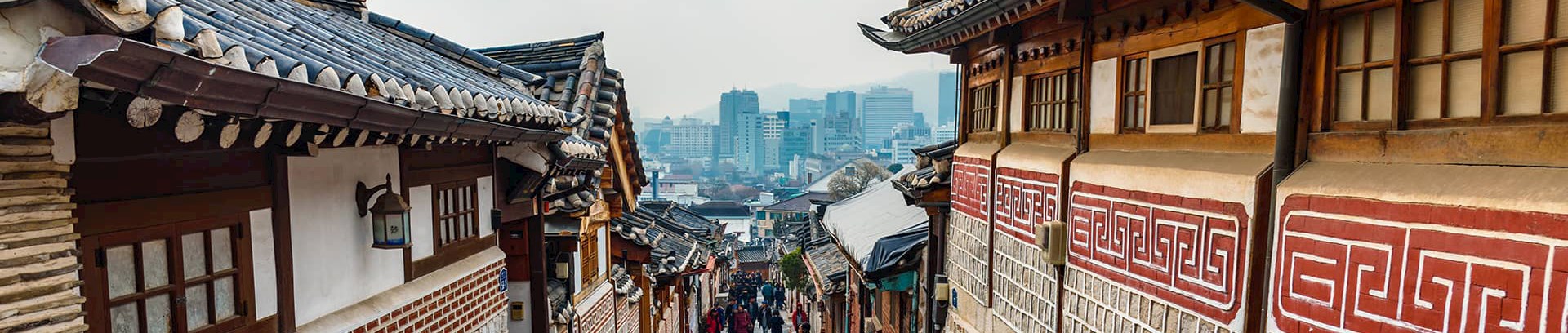 Gammelt koreansk byggeri i en gade i Seoul med udsigt. Koreansk sprogkursus ved FOF Aarhus