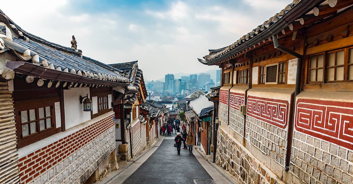 Gammelt koreansk byggeri i en gade i Seoul med udsigt. Koreansk sprogkursus ved FOF Aarhus